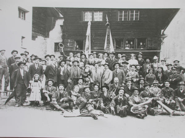 Gruppo di persone in festa con la banda